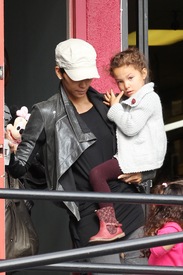 Halle Berry leaving the Griddle Cafe in West Hollywood 16.1.201_03.jpg