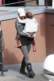 Halle Berry leaving the Griddle Cafe in West Hollywood 16.1.201_05.jpg