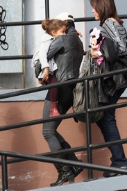 Halle Berry leaving the Griddle Cafe in West Hollywood 16.1.201_06.jpg