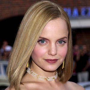 2001-mena-suvari-3-400.jpg