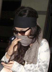 Selena_Gomez_at_LAX_Airport_010313_28.jpg