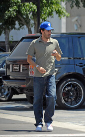 Sacha_Baron_Cohen_Sacha_Baron_Cohen_Leaves_vd5t_C.jpg