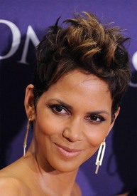 HalleBerryAttendingBETHonorsWarnerTheatreJanuary112013WashingtonDC2.jpg