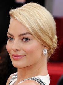 margot-robbie-wears-gucci-2014-golden-gl.jpg