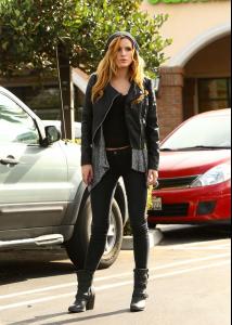 Bella-Thorne-in-Tight-Jeans--25-662x930.jpg
