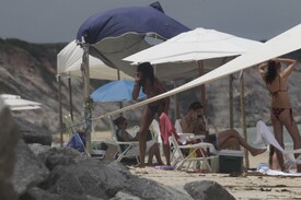 Naomi Campbell at the beach of Trancoso Porto Seguro Bahia in Brazil 28.12.2014_01.jpg