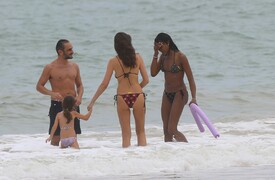 Naomi Campbell at the beach of Trancoso Porto Seguro Bahia in Brazil 28.12.2014_06.jpg