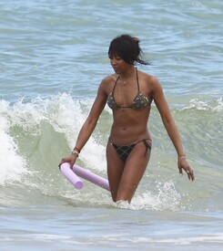 Naomi Campbell at the beach of Trancoso Porto Seguro Bahia in Brazil 28.12.2014_10.jpg