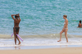 Naomi Campbell at the beach of Trancoso Porto Seguro Bahia in Brazil 28.12.2014_15.jpg
