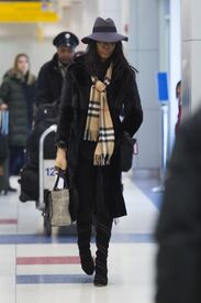 Naomi Campbell at the airport in New York 23.1.2015_03.jpg