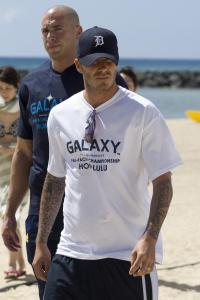 79768_David_Beckham_signs_some_autographs_in_HawaiiCU_200208_3_122_633lo.jpg
