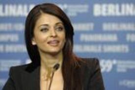 th_Celebutopia-Aishwarya_Rai-Pink_Panther_2_press_conference_at_the_59th_Berlinale_Film_Festival-04.jpg