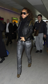 Preppie_-_Alicia_Keys_arriving_at_Heathrow_Airport_in_London_-_Feb._16_2010_057.JPG