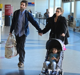 Preppie_-_Amanda_Peet_flies_out_of_LAX_Airport_-_Feb._7_2010_351.jpg