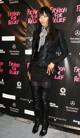 celebrity-paradise.com-The_Elder-Naomi_Campbell_2010-02-12_-_Relief_Haiti_in_New_York_528.jpg