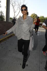 celebrity_paradise.com_TheElder_HalleBerry2011_02_08_shopping17.jpg