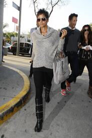 celebrity_paradise.com_TheElder_HalleBerry2011_02_08_shopping18.jpg
