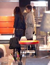 celebrity_paradise.com_TheElder_HalleBerry2011_02_08_shopping45.jpg