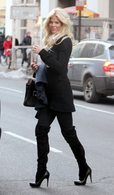 98162_celebrity_paradise.com_TheElder_VictoriaSilvsted2011_02_11_walkingonBroadway12_122_172lo.jpg