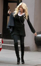 98164_celebrity_paradise.com_TheElder_VictoriaSilvsted2011_02_11_walkingonBroadway1_122_58lo.jpg