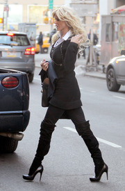 98169_celebrity_paradise.com_TheElder_VictoriaSilvsted2011_02_11_walkingonBroadway4_122_394lo.jpg