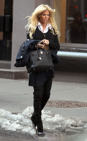 98231_celebrity_paradise.com_TheElder_VictoriaSilvsted2011_02_11_walkingonBroadway10_122_451lo.jpg