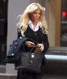 98234_celebrity_paradise.com_TheElder_VictoriaSilvsted2011_02_11_walkingonBroadway11_122_68lo.jpg