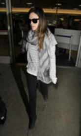th_RachelBilsonintightsLAX1sidebuttpicFEB_22_2011HQx2413.jpg