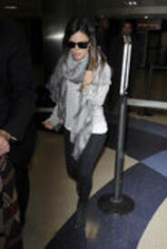 th_RachelBilsonintightsLAX1sidebuttpicFEB_22_2011HQx249.jpg