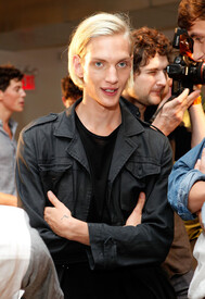 Simon Spurr Backstage Spring 2012 Mercedes IKtdcicJ-eJl.jpg