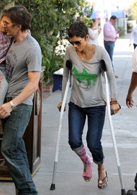 Halle Berry arrives at The Little Door in Hollywood 29.1.2012_05.jpg