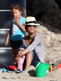 Halle Berry at the beach in Malibu 29.1.2012_01.jpg