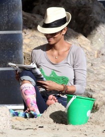 Halle Berry at the beach in Malibu 29.1.2012_010.jpg