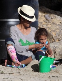 Halle Berry at the beach in Malibu 29.1.2012_02.jpg