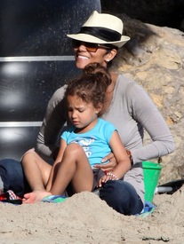 Halle Berry at the beach in Malibu 29.1.2012_03.jpg