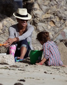 Halle Berry at the beach in Malibu 29.1.2012_04.jpg