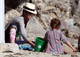 Halle Berry at the beach in Malibu 29.1.2012_06.jpg
