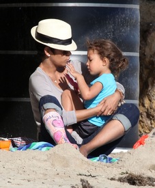 Halle Berry at the beach in Malibu 29.1.2012_08.jpg