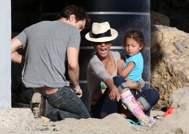 Halle Berry at the beach in Malibu 29.1.2012_11.jpg