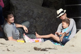 Halle Berry at the beach in Malibu 29.1.2012_12.jpg