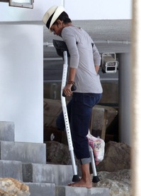 Halle Berry at the beach in Malibu 29.1.2012_13.jpg