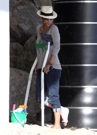 Halle Berry at the beach in Malibu 29.1.2012_14.jpg