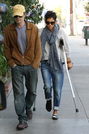 Halle Berry out in West Hollywood 1.2.2012_11.jpg