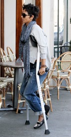 Halle Berry makes a coffee stop at Susina Bakery and Cafe in L.A. 1.2.2012_05.jpg