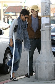 Halle Berry makes a coffee stop at Susina Bakery and Cafe in L.A. 1.2.2012_11.jpg