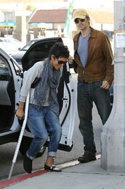 Halle Berry makes a coffee stop at Susina Bakery and Cafe in L.A. 1.2.2012_14.jpg