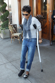 Halle Berry makes a coffee stop at Susina Bakery and Cafe in L.A. 1.2.2012_17.jpg
