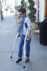 Halle Berry makes a coffee stop at Susina Bakery and Cafe in L.A. 1.2.2012_22.jpg