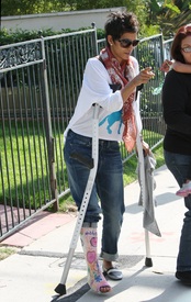 Halle Berry at Doheny School in West Hollywood 2.2.2012_08.jpg