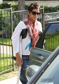 Halle Berry at Doheny School in West Hollywood 2.2.2012_10.jpg